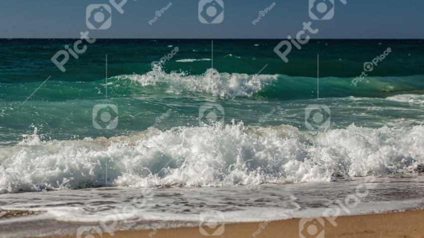 Seashore waves with view on the sky