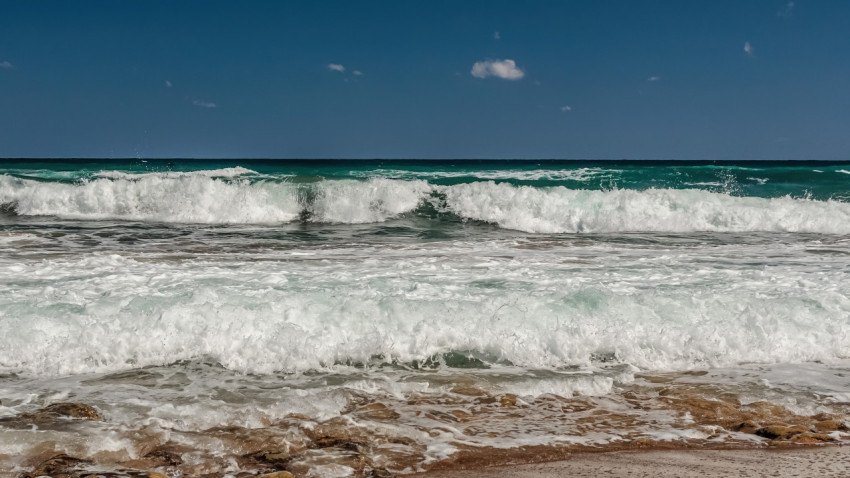 Seashore waves with view on the sky