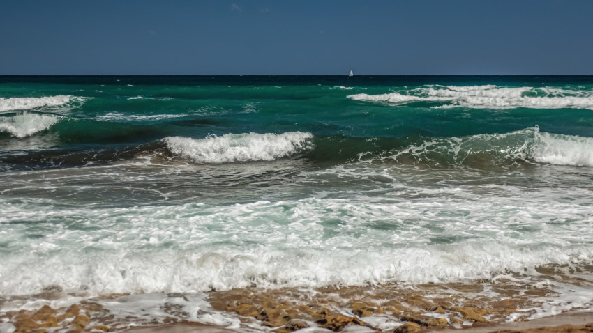 Seashore waves with view on the sky