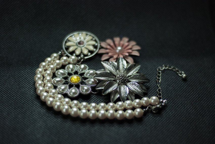 Pearl necklace with metal inserts