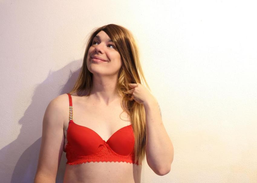 Crossdresser in red Bra Vibe