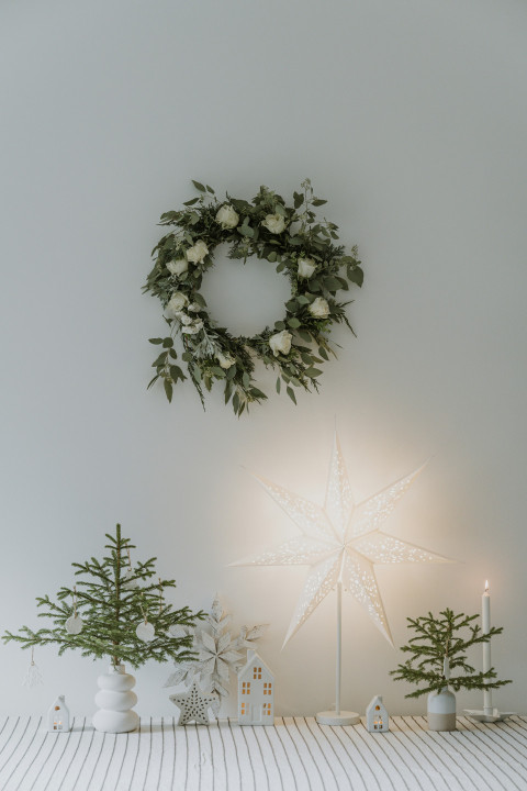 A Christmas scene with a star and a crown