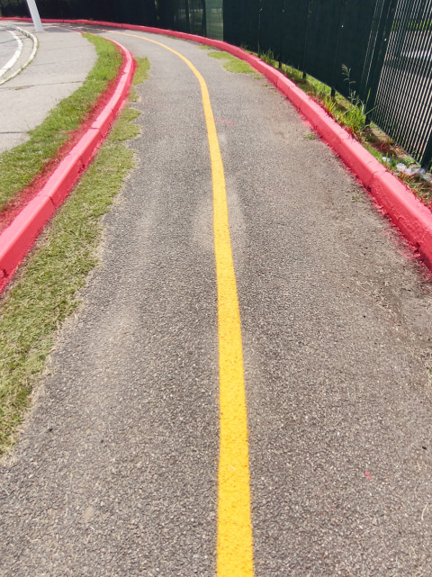 Asphalted cycle path marked in red and yellow.